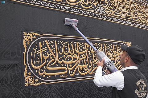 قبل أيام من بداية رمضان.. صيانة كسوة الكعبة المشرفة استعدادًا للشهر الفضيل