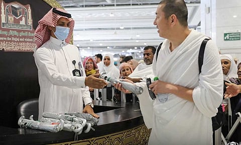 بالصور.. توزيع مظلات شمسية للمعتمرين بالمسجد الحرام