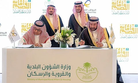 أمير القصيم يرعى توقيع عقدين لصيانة الطرق وتشغيل النقل العام