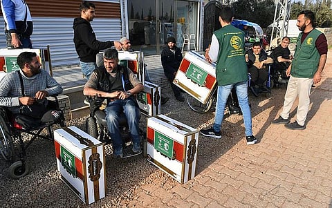 جانب من توزيع المواد الإغاثية