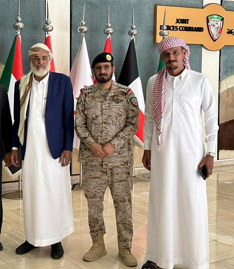 قائد القوات المشتركة في اليمن يستقبل الشيخ عبداللطيف القبلي