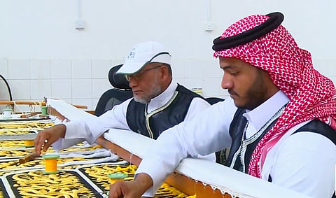 مواطن سعودي يؤهل ابنه ليكمل حرفته في حياكة كسوة الكعبة