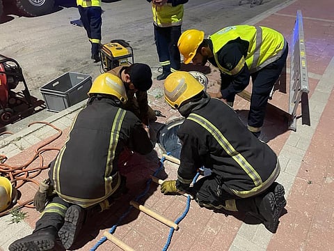 مدني الخبر يخرج شخصا سقط بغرفة التمديدات