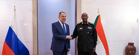 السفير السوداني في موسكو يصافح وزير الخارجية الروسي سيرغي لافروف
