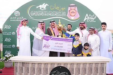 تسليم الجائزة للفائز الأول