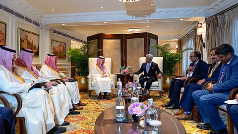 وزير الخارجية يلتقي نظيره الهندي
