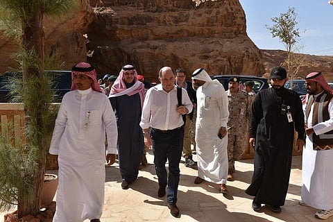 وزير الدفاع البريطاني يتجول في العُلا