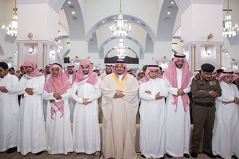 بالصور.. نائب أمير الرياض يؤدي صلاة الميت على اللواء محمد السعد