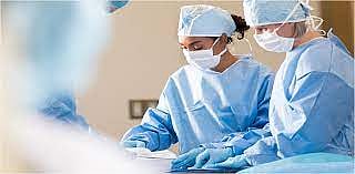 جراحة دقيقة تُعيد النظر لمريض فقد بصره منذ 5 سنوات