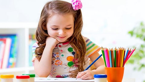 ممارسة هواية الرسم والتلوين