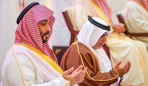 ولي العهد يؤدي صلاة الميت على الأميرة الجوهرة