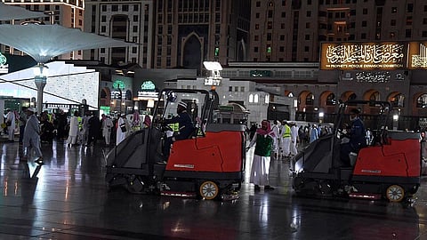 تطهير جنبات المسجد النبوي