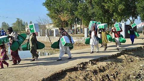 مركز الملك سلمان للإغاثة يوزع 390 سلة غذائية في باكستان