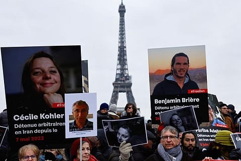 أنصار وأقارب المواطنين الفرنسيين المحتجزين في إيران