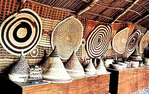 من سعف النخيل الأخضر.. «أم خالد وزوجها» يُعيدان إحياء الصناعات التراثية