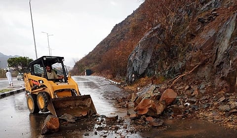 رفع الانهيارات الصخرية بطرق رجال المع