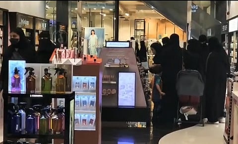 انتعاش مبيعات العطور في المملكة.. والنساء الأكثر إقبالاً على الشراء