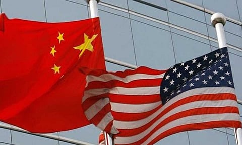 العلم الأمريكي والصيني