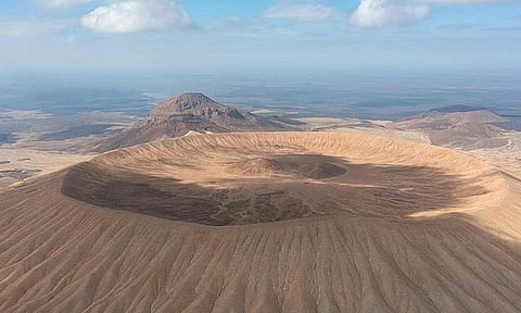 النخيل والعيون والحصون وفوهات البراكين
