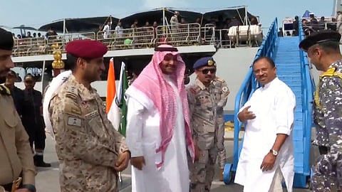 وزير الخارجية الهندي يستقبل رعايا بلاده