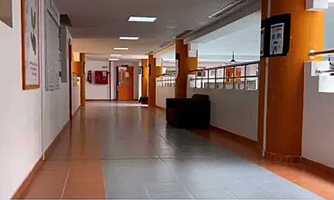 مدارس خاوية من الطلاب