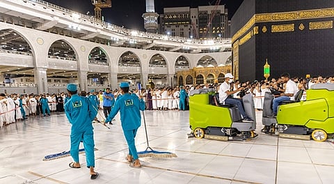 العمال فى المسجد الحرام