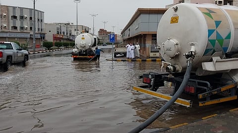 شفط تجمعات المياه وكنس الأتربة وإزالة العوائق