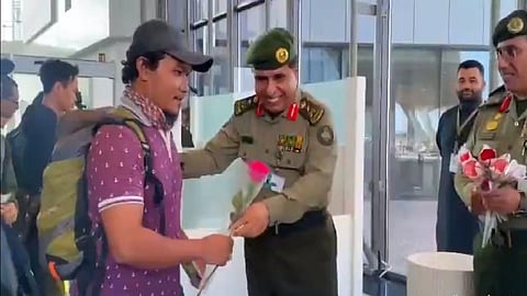 الفريق اليحيى يوزع الورود على الرعايا الإندونيسيين