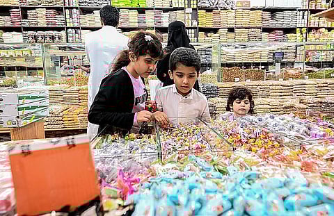 أحد محال بيع الحلوى - أرشيفية