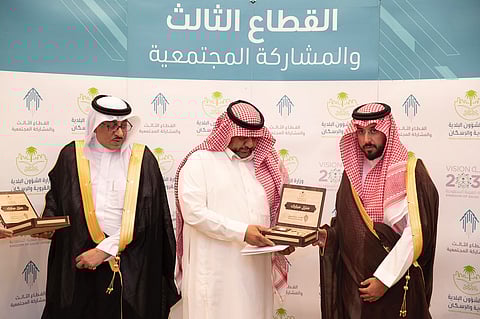 جانب من تسليم الوحدات السكنية