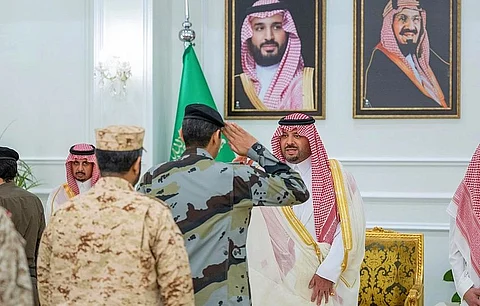 أمير الحدود الشمالية يستقبل القيادات الأمنية والعسكرية بالمنطقة للتهنئة بعيد الفطر المبارك