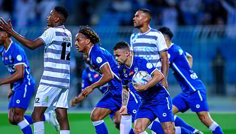 الهلال يتعادل مع الطائي