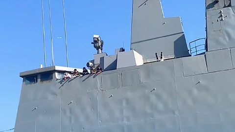 سفينة على متنها مواطنون وعدد من رعايا الدول