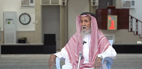 العم علي الغامدي.. قصة صوت ندي يصدح بالأذان منذ 70 عامًا