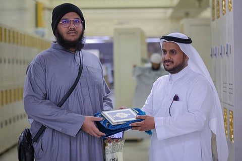 توزيع مصحف على المعتكفين