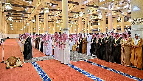 أمير الرياض يؤدي صلاة الميت على الأمير عبدالرحمن بن عبدالله بن عبدالرحمن
