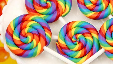 النمر يُحذر من توزيع الحلوى على الأطفال