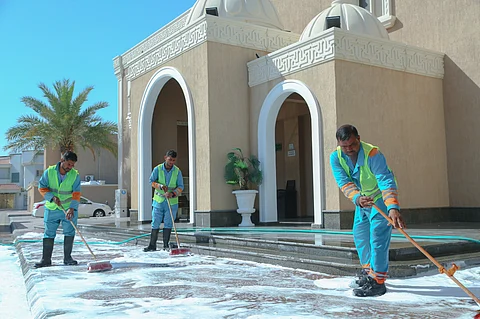 بالصور.. بلدية الخبر تنتهي من تنظيف ساحات ومساجد صلاة عيد الفطر

