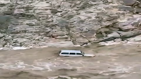 سيارة تجرفها السيول