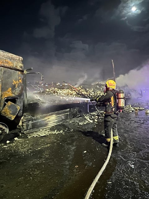 إخماد حريق في شاحنة على طريق جدة – مكة