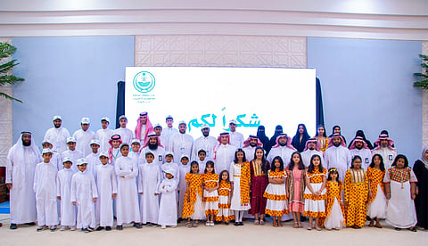 شارك الأمير سعود بن طلال بن بدر محافظ الأحساء عدد من أبناءه الأيتام وجبة الإفطار