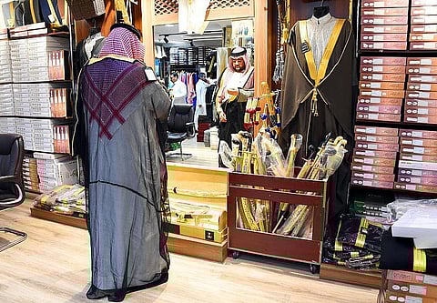 أحد محال بيع المشالح - أرشيفية