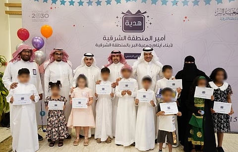 هدايا نقدية وكسوة العيد.. أمير الشرقية يعايد أيتام جمعية البر بالمنطقة الشرقية