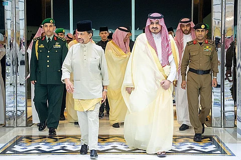 سلطان بروناي دار السلام يصل جدة