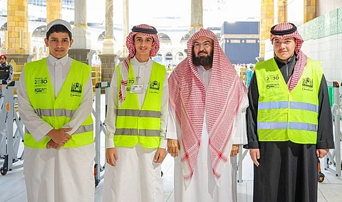 السديس مع عدد من المتطوعين