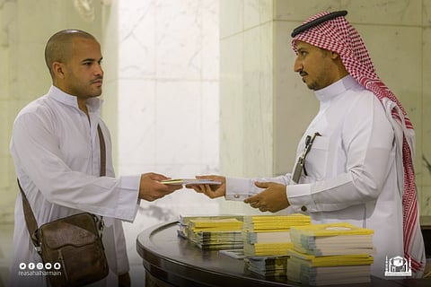 توزيع نسخ من الكتب العلمية والإرشادية