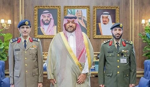 أمير الحدود الشمالية يقلد مدير إدارة السجون ومدير الدفاع المدني بالمنطقة رتبتهما