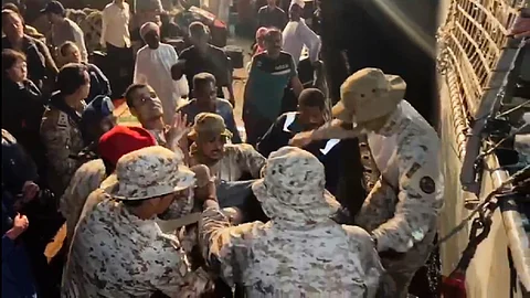موقفًا إنسانيًا لقوات البحرية السعودية