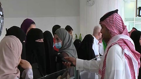 والدة فيصل المحيش الحاصل على المركز الأول في معرض آيسف