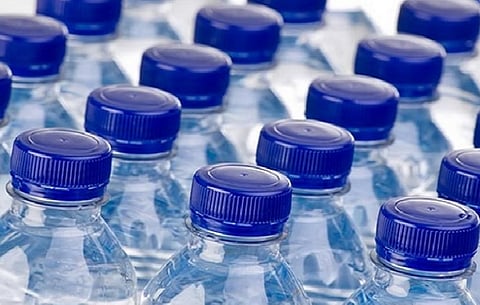 عبوات المياه البلاستيكية